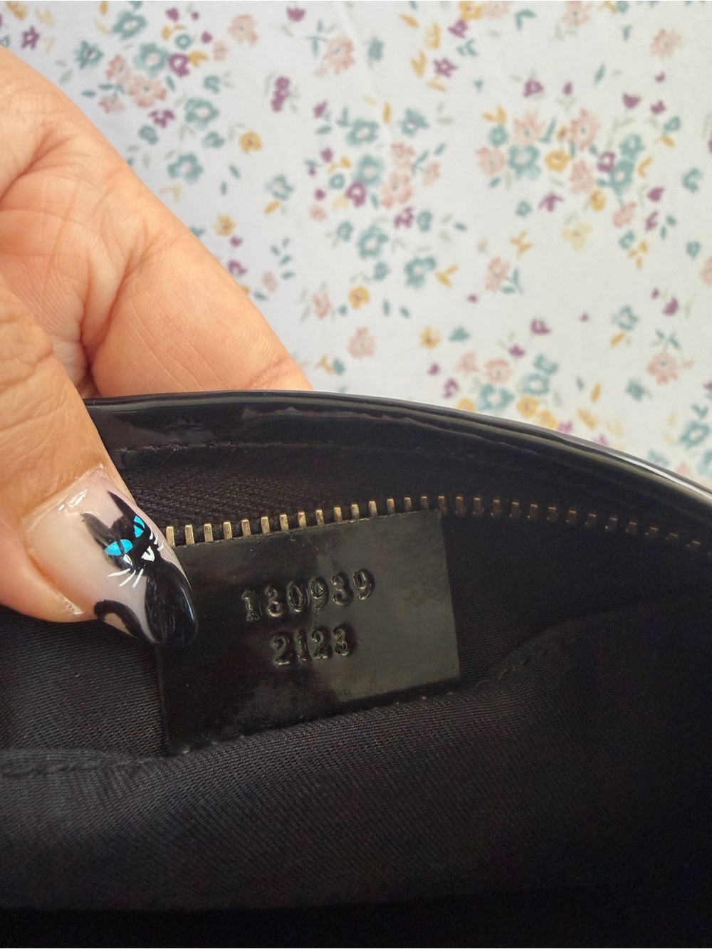 Gucci Black Shoulder Bag with Gold D-Ring Accent - Picture 10 of 10